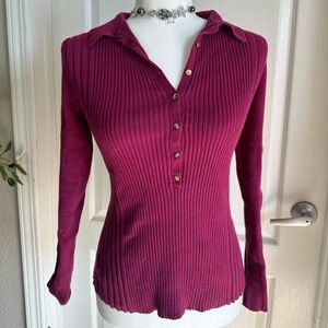 Fitted long sleeve shirt sweater size small wine color